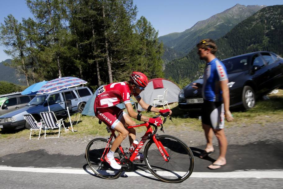 Zakarin spiana le Alpi e il primo successo al Tour. Epa